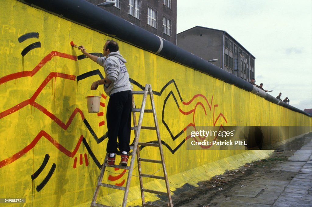 Keith Haring peint sur le mur de Berlin