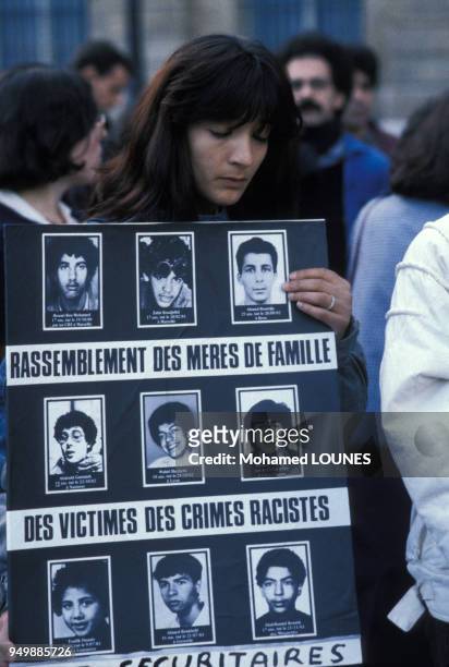 Jeune femme arabe en octobre 1986 à Paris, France.