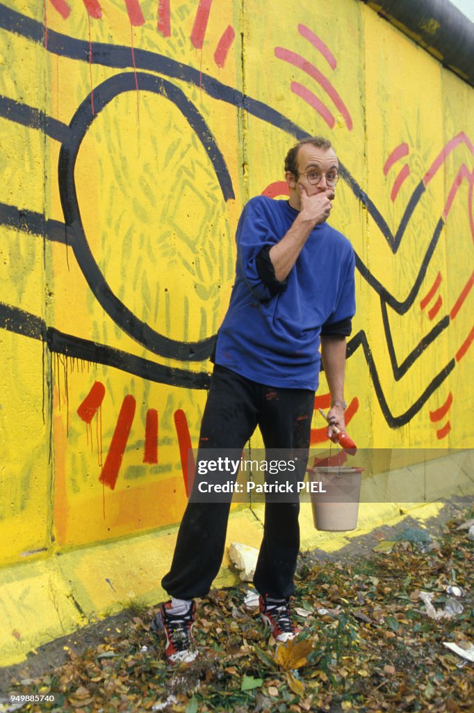 Keith Haring peint sur le mur de Berlin