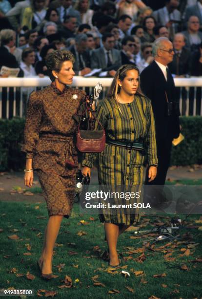 Salima Aga Khan et Yasmina Aga Khan lors du Prix de l'Arc de Triomphe le 5 octobre 1986 à l'hippodrome de Longchamp, France.