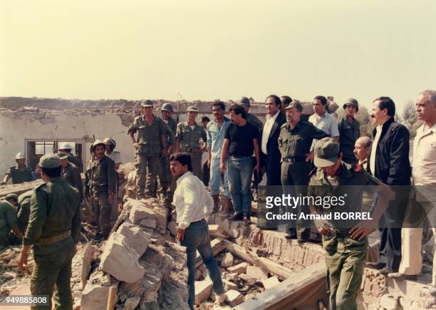 Yasser Arafat au quartier-général de l'OLP à Hammam Chott après le raid de l'aviation israéliennne le 1er octobre 1985 à Tunis, Tunisie.