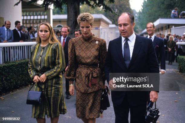 Yasmina Aga Khan, Salima Aga Khan et le prince Karim Aga Khan IV lors du Prix de l'Arc de Triomphe le 5 octobre 1986 à l'hippodrome de Longchamp,...