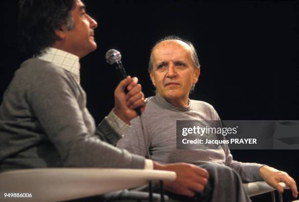 Le compositeur italien de musique de films Nino Rota sur le plateau d'une émission de télévision en compagnie de Jean-Claude Brialy en novembre 1978...