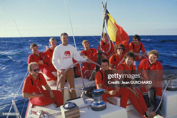 Eric Tabarly à la barre sur le voilier 'Côte d'Or' le 5 septembre 1985.