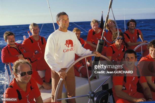 Eric Tabarly à la barre sur le voilier 'Côte d'Or' le 5 septembre 1985.