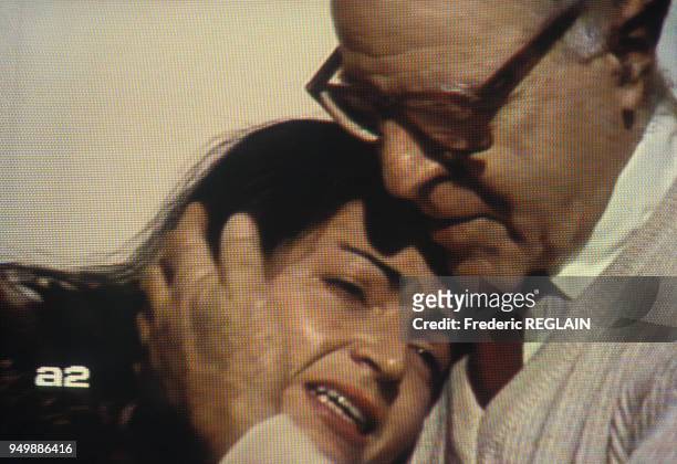 Capture décran d'Antenne 2 de Darie Boutboul pleurant dans les bras de son père Robert Boutboul lors du meurtre de son mari Jacques Perrot le 5...