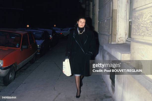 Darie Boutboul dans les rues parisiennes après l'assassinat de son époux Jacques Perrot le 6 janvier 1986 à Paris, France.