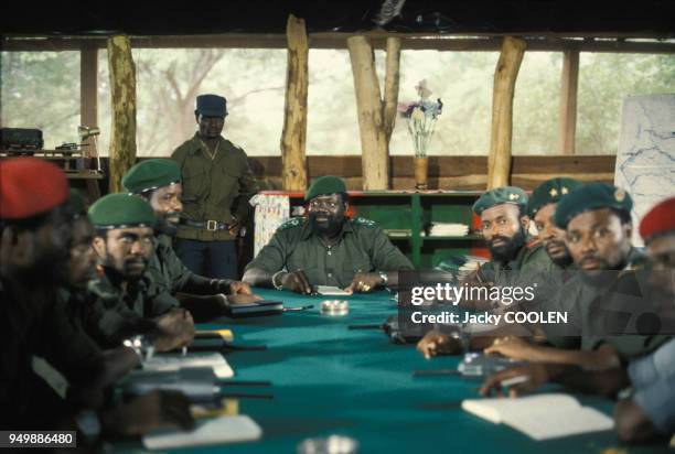 Jonas Savimbi, fondateur et dirigeant du mouvement politique et militaire angolais l'UNITA, lors d'une réunion avec ses officiers en février 1985 en...