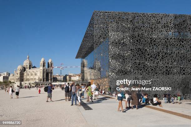 Le musee des civilisations de l'Europe et de la Mediterranee, le MuCEM, realise par l'architecte Rudy Ricciotti, avec en arriere plan la cathedrale...