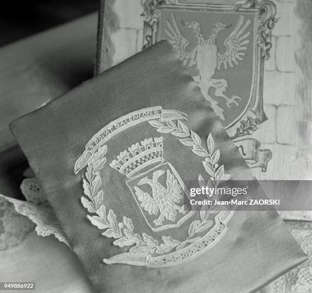 Appelee la reine de la dentelle, le point d'alencon est une dentelle a l'aiguille caracterise par un reseau de mailles bouclees, des points...