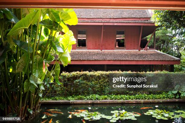 traditional thai wooden architecture with garden - sunphol foto e immagini stock