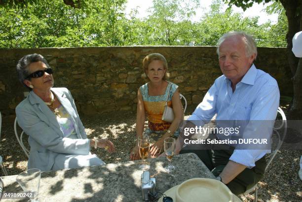 Dejeuner donne au profit de la fondation pour l'enfance. Mme Anne-Aymone Giscard d'Estaing,presidente de la Fondation pour l'enfance et Mr et Mme...