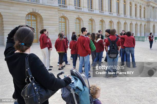 Un aprés midi au Chateau de Versailles Beaucoup de monde car les musées pour les jeunes et les enseignants sont gratuit Versailles le 8 avril 2009.