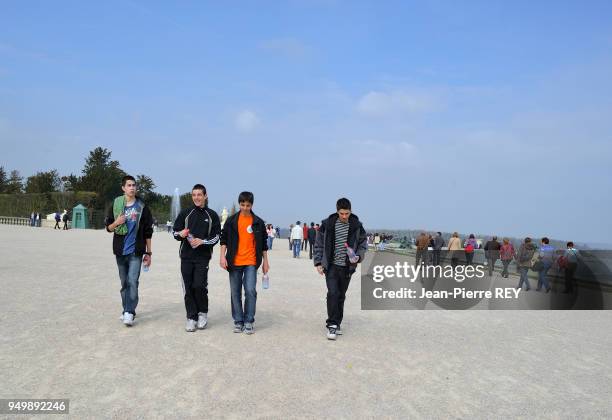 Un aprés midi au Chateau de Versailles Beaucoup de monde car les musées pour les jeunes et les enseignants sont gratuit Versailles le 8 avril 2009.