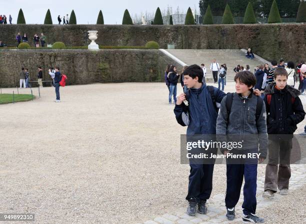 Un aprés midi au Chateau de Versailles Beaucoup de monde car les musées pour les jeunes et les enseignants sont gratuit Versailles le 8 avril 2009.