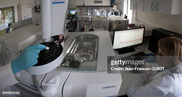 Mise en place de flacons pour analyse dans un chromatographe en phase gazeuse couple a un spectrometre de masse tendem par le laboratoire de police...
