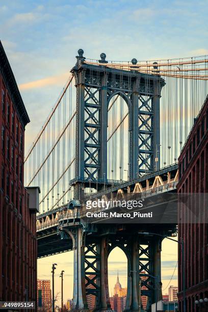 puente de manhattan, nueva york - vista famosa dumbo - dumbo brooklyn fotografías e imágenes de stock