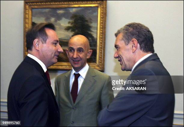 Jean-Luc Moudenc, Maire de Toulouse a gauche, recevant Louis Gallois qui succede comme PDG de Airbus a Christian Streiff ici a droite a la mairie de...