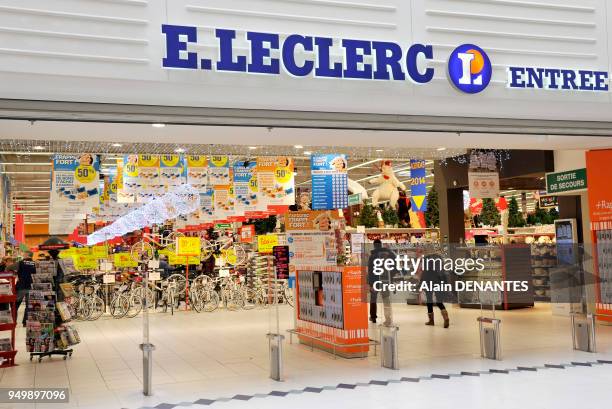 Clients dans la galerie commerciale Atlantis, ici à l'entrée de l'hypermarché Leclerc, le 10 Mars, 2014 à Saint-Herblain près de Nantes, Ouest de la...