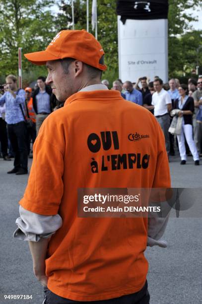 Manifestation des salaries francais de l'entreprise franco-americaine Alcatel-Lucent a l'entree du site de Orvault contre le projet de la direction...