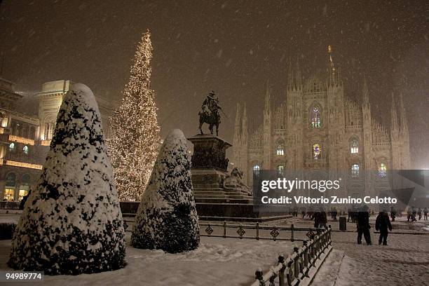 General view of Piazza Del Duomo covered with snow on December 21, 2009 in Milan, Italy. Snow storms and sub zero temperatures have swept across...
