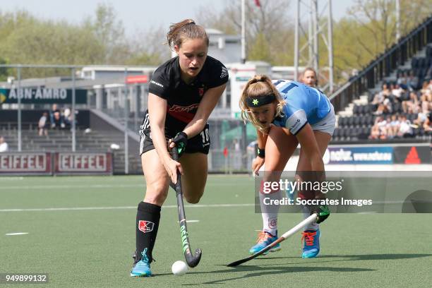 Kelly Jonker of Amsterdam Dames 1 Maartje van der Vis of Hurley Dames 1 during the match between Amsterdam D1 v Hurley D1 on April 22, 2018