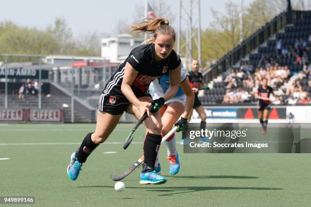 Kelly Jonker of Amsterdam Dames 1 Maartje van der Vis of Hurley Dames 1 during the match between Amsterdam D1 v Hurley D1 on April 22, 2018