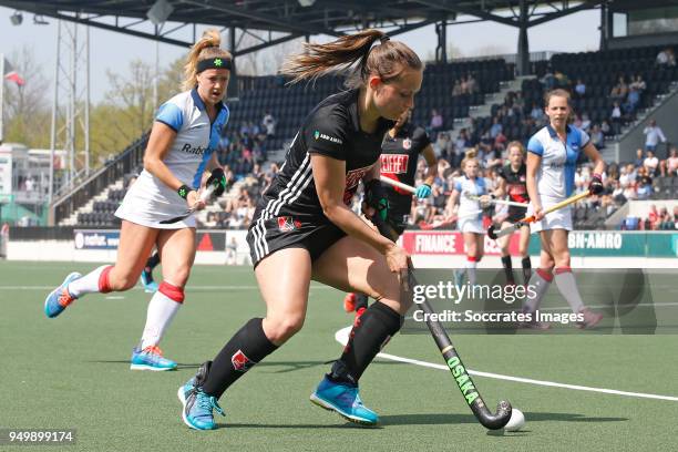 Kelly Jonker of Amsterdam Dames 1 Maartje van der Vis of Hurley Dames 1 during the match between Amsterdam D1 v Hurley D1 on April 22, 2018