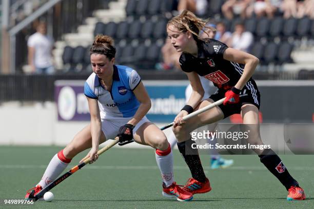 Marente Barentsen of Hurley Dames 1, Felice Albers of Amsterdam Dames 1 during the match between Amsterdam D1 v Hurley D1 on April 22, 2018