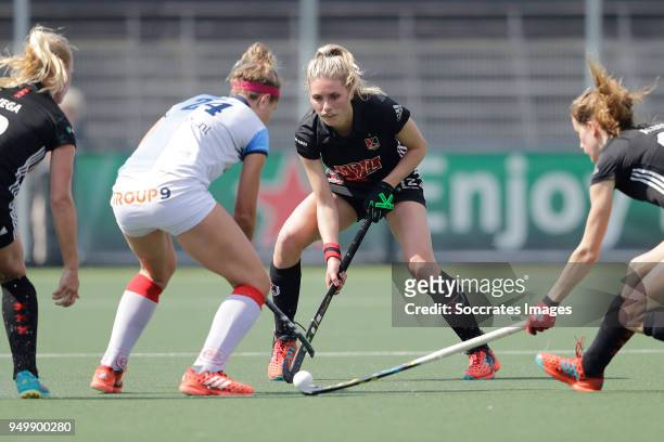 YElke Boers of Hurley Dames 1, Kimberly Thompson of Amsterdam Dames 1 during the match between Amsterdam D1 v Hurley D1 on April 22, 2018