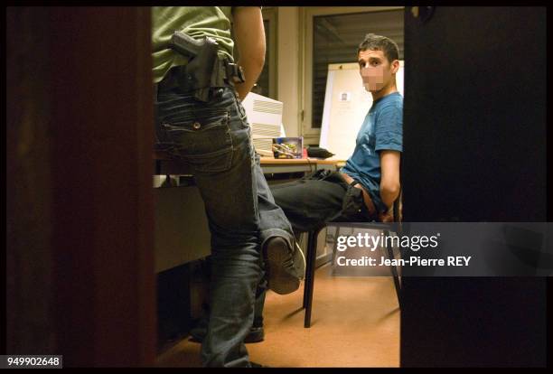 Audition par un policier d'un dealer en garde à vue le 20 juin 2006 à Nanterre, France.