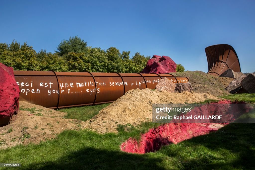 L'oeuvre d'Anish Kapoor 'Dirty Corner' vandalisée