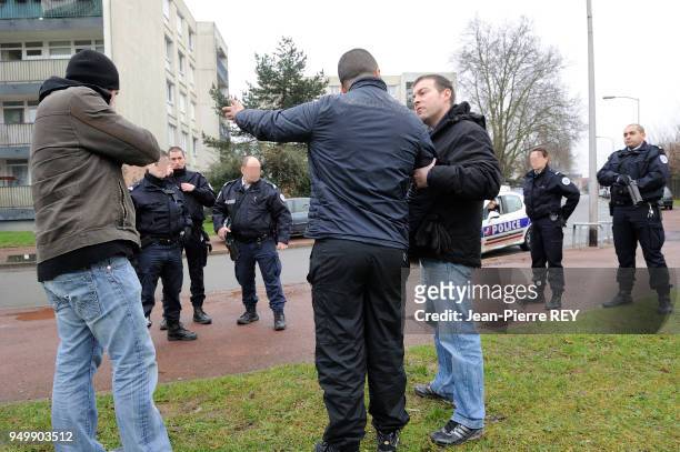 Des policiers interviennent pour séparer des jeunes de deux quartiers qui voulaient se battre le le 30 janvier 2010 à Champigny sur Marne, France.