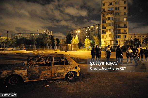 Patrouille de policiers dans la cité des Francs- Moisins après une émeute le 12 juin 2010 à Saint-Denis, France.