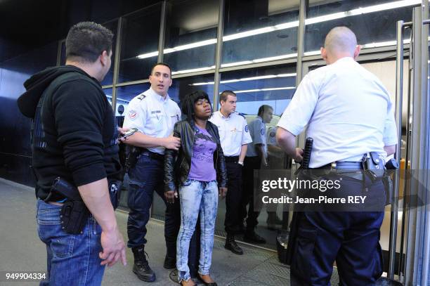 Des policiers d'interpeller une jeune femme pour violencele 11 juin 2010 à Saint-Denis, France.