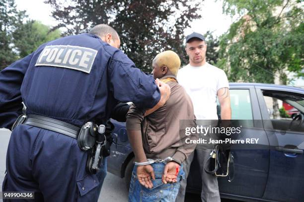Un jeune vient de faire un vol à la portière et voler un sac à main le 11 juin 2010 à Saint-Denis, France.