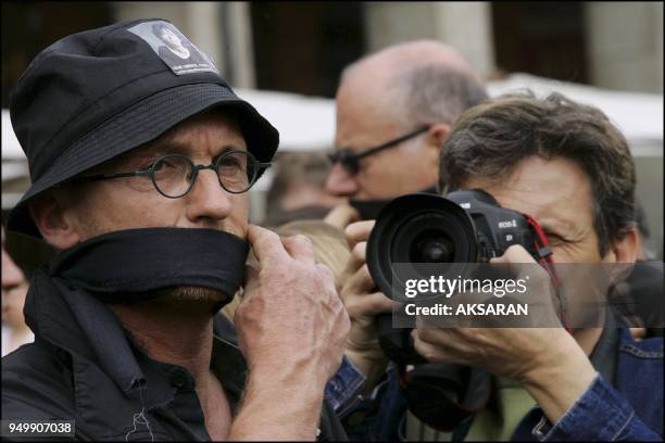 Une centaine de personnes, membres des médias toulousains ont pris part mardi à un rassemblement sur la place du Capitole, pour apporter leur soutien...