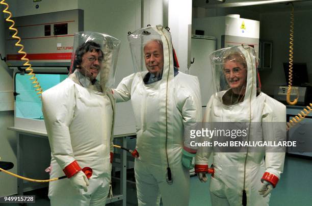 La spécialiste des maladies infectieuses Susan Fisher-Hoch , Charles Mérieux et Joe Mc Cormick dans le laboratoire anti-virus P4 de Lyon, le 3...