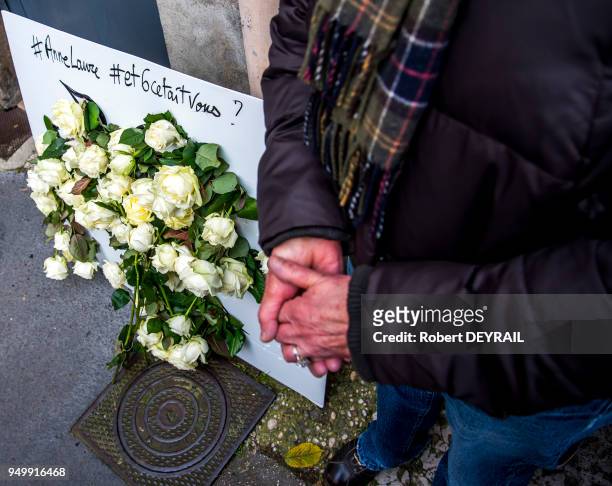 Roses blanches en témoignage de soutien des habitants lors de la marche blanche en hommage à Anne-Laure Moreno, victime d'un chauffard, le 3 décembre...