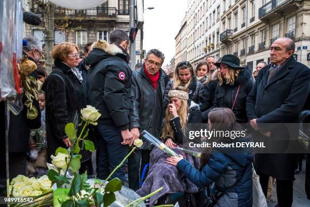 Gérard Collomb et la famille d'Anne-Laure Moreno, victime d'un chauffard, lors de la marche blanche pour lui rendre hommage, le 3 décembre 2016 à...