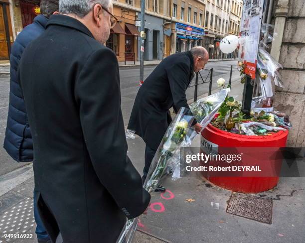 Gérard Collomb dépose un bouquet de roses à l'endroit de l'accident en hommage à Anne-Laure victime d'un chauffard, le 3 décembre 2016 à Lyon, France.