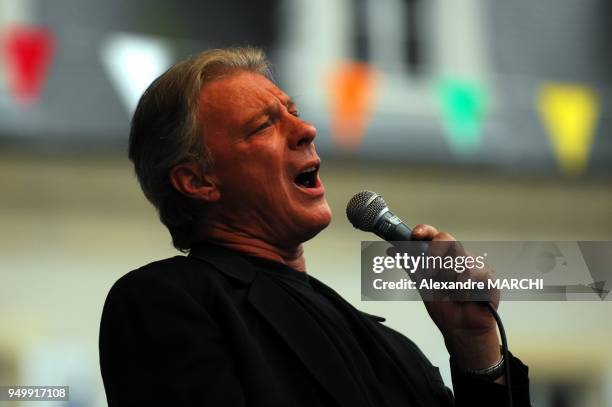 Herbert Leonard en concert en plein air.