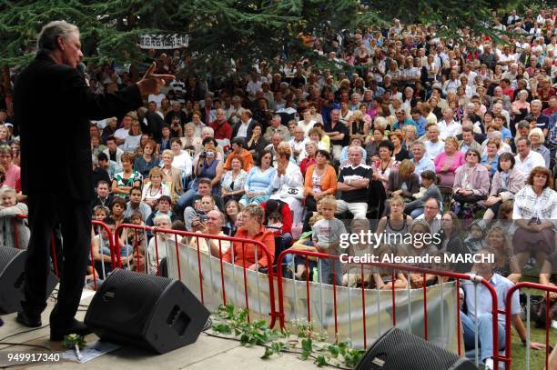 Herbert Leonard en concert en plein air.