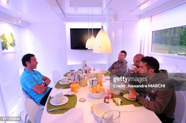 Laurent Lefevre et Thomas Voeckler avec deux techniciens pendant le petit-dejeuner dans le vehicule espace nutrition Fleury Michon.