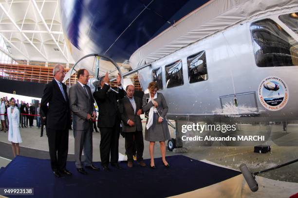 Bapteme du dirigeable par Christophe de Margerie, S.A.S Albert II de Monaco, l'oceanologue Arthur Tchilingarov vice-president de la Douma, Jean-Louis...