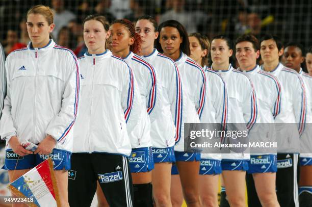 Equipe de France de handball feminin pendant l'hymne national.