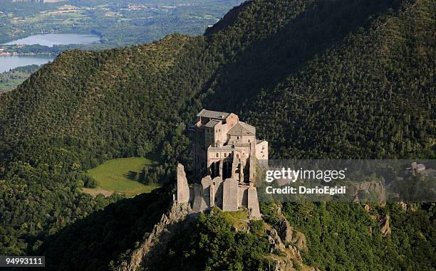 veduta aerea di san michele abbey - sacra di san michele foto e immagini stock