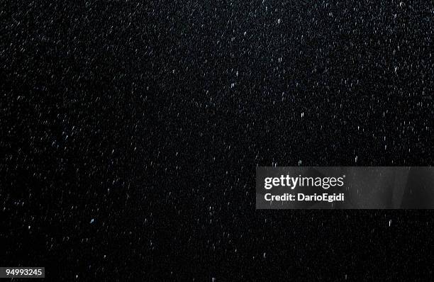 raindrops falling down on black background - rainy day stockfoto's en -beelden