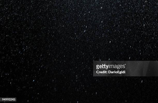 raindrops falling down on black background - 黑色的背景 個照片及圖片檔