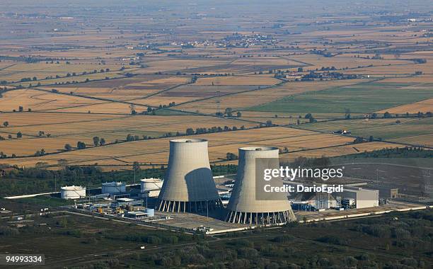 veduta aerea di un impianto di energia nucleare chiuso tra i campi - energia nucleare foto e immagini stock